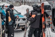 policjanci w mundurach na stoku  narciarskim