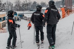 policjanci na stoku na nartach zima