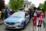 policyjny radiowóz oznakowany marki opel z włączonymi kogutami do okoła dużo osób po lewej stronie policyjna maskotka sznupek oraz policjant w mundurze  po prawej stronie radiowozu dwie osoby przebrane za myszki miki
 zdjęcie mamy dzięki uprzejmości koleżanki z UM Jaworzno