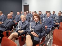 policjantki w mundurach galowych na tle pozostałych policjantów również w mundurach galowych