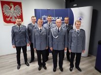 policjanci korpusu posterunkowych pozują do wspólnego zdjęcia