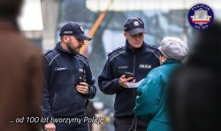 policjanci rozmawiają ze społeczeństwem