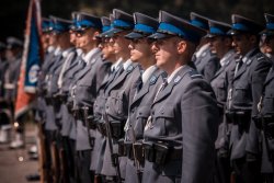 policjanci w mundurach galowych stoją w szeregu