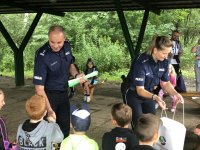 policjanci rozdają dzieciom odblaski