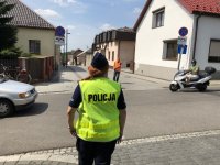 policjantka kieruje ruchem