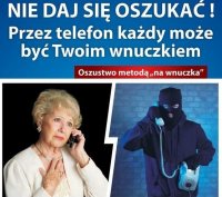 osoba w kominiarce dzwoni do starszej osoby