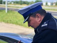 policjant w trakcie kontroli drogowej