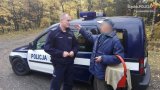 policjant pomaga  w lesie grzybiarzowi