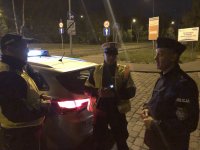 policjanci przygotowują się do kontrolowania pojazdów