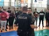 policjant ćwiczy z pozorantem