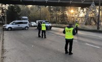 policjanci kontrolują pojazdy i obserwują ruch