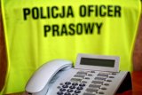 kamizelka z napisem oficer prasowy  na tle telefonu