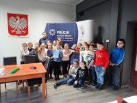 policjantka i dzieci zdjęcie grupowe