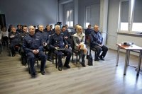 zdjęcie całej sali a na niej policjanci i goście