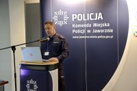 policjant w mundurze przemawia