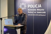 policjant w mundurze przemawia