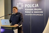 policjant w mundurze przemawia