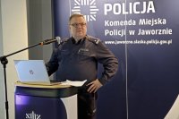 policjant w mundurze przemawia