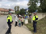 policjanci przeprowadzają dzieci przez drogę