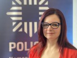 kobieta na tle napisu policja