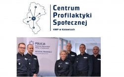 na zdjęciu policjanci w mundurach