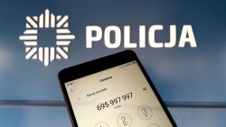 smartfon na tle napisu policja