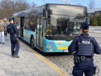 policjanci pilnują ładu i porządku na przystanku autobusowym