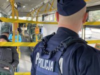 policjanci pilnują ładu i porządku  w autobusie