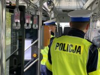 policjanci pilnują ładu i porządku  w autobusie