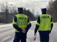 policjanci pilnują ładu i porządku  na drogach