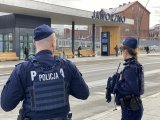 patrol policji kontroluje teren przystanku autobusowego