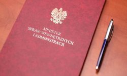 Teczka z napisem Minister Spraw Wewnętrznych i Administracji