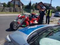 policjant ruchu drogowego podczas kontroli kierującego motocyklem