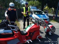 policjant ruchu drogowego podczas kontroli drogowej kierującego motocyklem