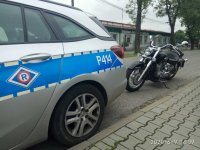 radiowóz policjantów ruchu drogowego oraz motocykl osoby zatrzymanej do kontroli drogowej