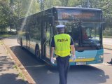 policjant kontroluje autobus