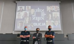 policjanci i cywil stoją w sali (Rotundzie KWP Katowice)