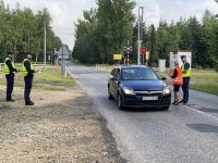 Wzmożone działania Policji na przejazdach kolejowych Policjanci kontroluję pojazd