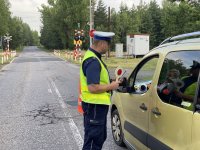 policjant wręcza kierującemu ulotkę