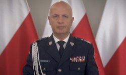 Komendant Główny Policji na tle flag narodowych