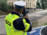 policjant dokonuje pomiaru prędkości