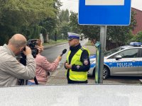 policjant udziela wywiadu