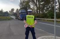 policjant obserwuje ruch drogowy