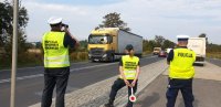 policjant  i Inspektorzy Transportu drogowego obserwują ruch drogowy