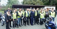 zdjęcie grupowe motocykliści i policjantka