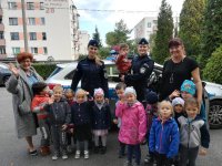 zdjęcie grupowe policjantki i dzieci