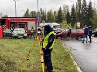 policjant dokonuje pomiaru na odległości na miejscu zdarzenia