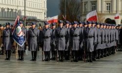 Policjanci ubrani na galowo stoją w szyku