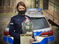 policjantka na tle radiowozu