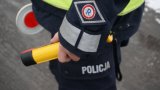 Policjant trzymający urządzenie do szybkiego badania kierowców na stan trzeźwości